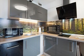 Fridge, microwave, oven, stovetop - Holiday Apartment 'Hella Wahnsinn' with Shared Pool, Balcony and Wi-Fi (Sankt Englmar)