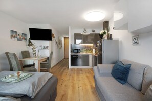 TV, table tennis - Holiday Apartment 'Hella Wahnsinn' with Shared Pool, Balcony and Wi-Fi (Sankt Englmar)