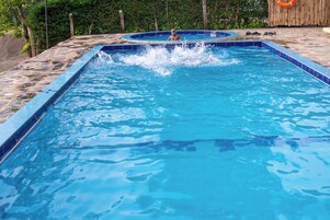 Una piscina al aire libre