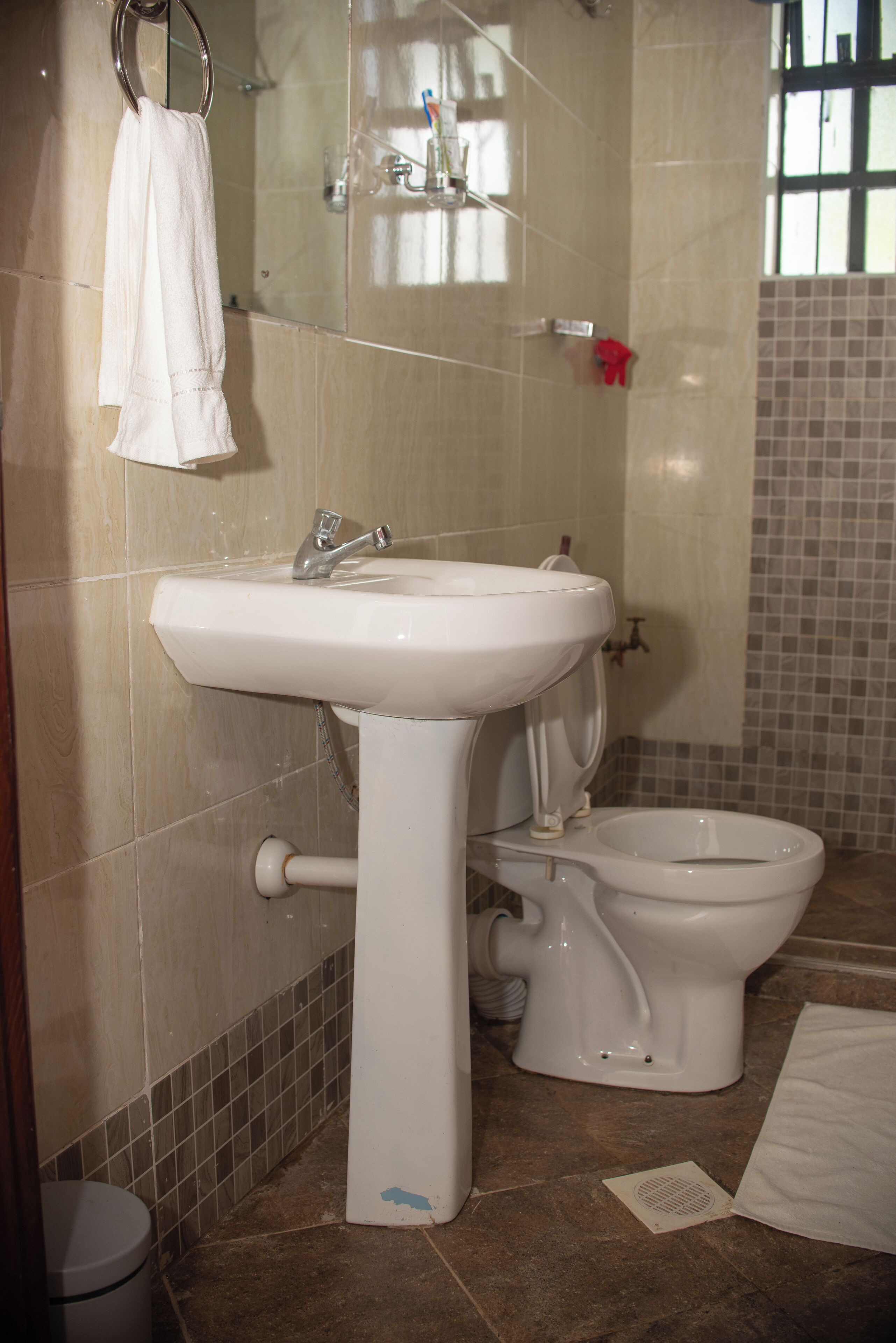 Douche, douche à « effet pluie », sèche-cheveux, chaussons