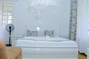 Escritorio, espacio para trabajar con un portátil, cortinas opacas