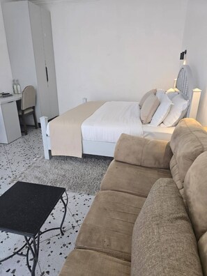 经典双人房 | 办公桌、笔记本电脑工作区、遮光窗帘、熨斗/熨板