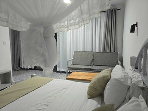 Escritorio, espacio para trabajar con laptop y cortinas blackout 