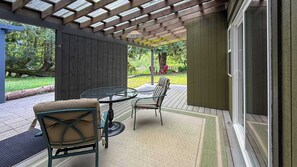Outdoor dining - Dragonfly Haven The S (Sequim)