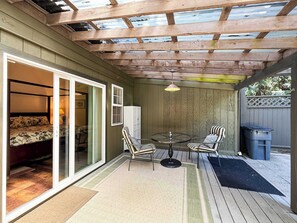Outdoor dining - Dragonfly Haven The S (Sequim)