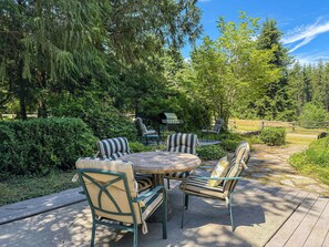 Outdoor dining - Dragonfly Haven The S (Sequim)