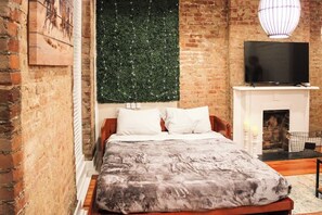 1 bedroom, desk, iron/ironing board, WiFi - NULU/Butchertown Neat and Twisted Salon/Spa (Louisville)