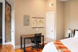 1 habitación, escritorio, tabla de planchar con plancha y wifi 