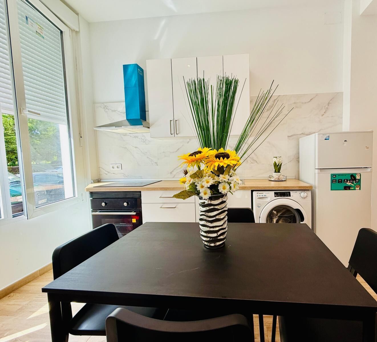 Een koelkast, een magnetron, een oven, een kookplaat