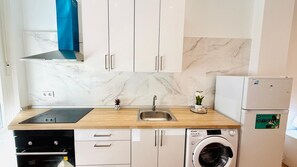 Een koelkast, een microgolfoven, een oven, een kookplaat