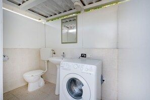 Shower, bidet, towels