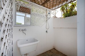 Shower, bidet, towels