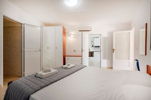 2 bedrooms, iron/ironing board, travel cot