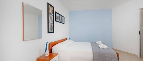 2 bedrooms, iron/ironing board, travel crib