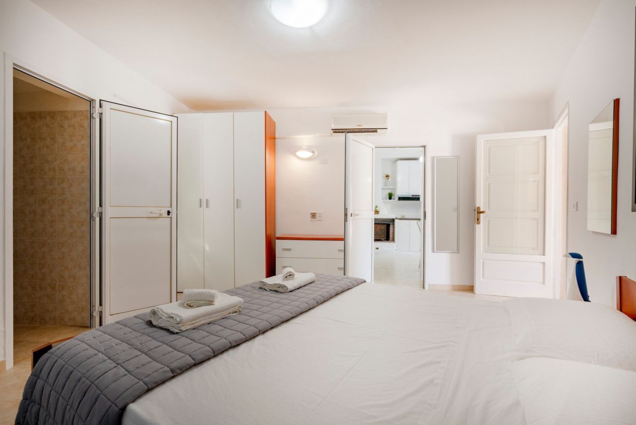 2 slaapkamers, een strijkplank/strijkijzer, reisbedje