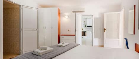 2 bedrooms, iron/ironing board, travel cot