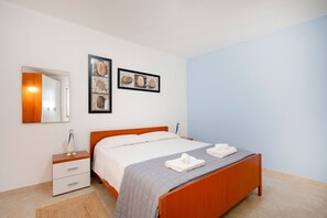 2 soverom, strykejern/-brett og reiseseng for barn