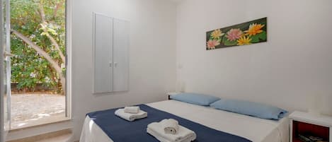 2 chambres, fer et planche à repasser, lit de bébé portatif