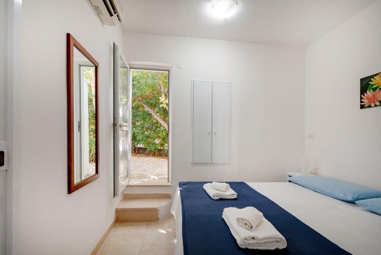 2 bedrooms, iron/ironing board, travel crib