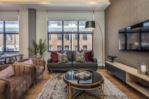 Executive Apartment, City View | Living area