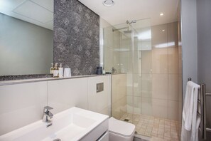 Executive Apartment, City View | Bathroom - The Docklands Executive Apartment (Cape Town)