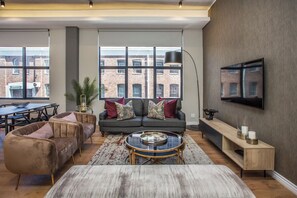 Executive Apartment, City View | Living area