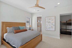 5 habitaciones, escritorio y tabla de planchar con plancha 