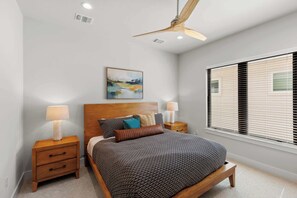 5 bedrooms, desk, iron/ironing board, travel crib - The 565 Villa | Concierge Services (Kingsland)