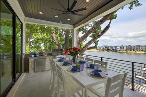Outdoor dining - The 565 Villa | Concierge Services (Kingsland)