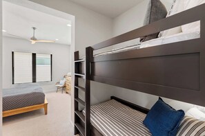 5 habitaciones, escritorio y tabla de planchar con plancha 