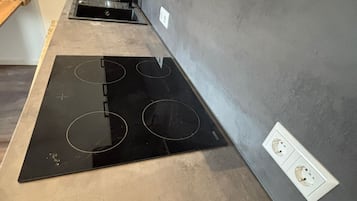 Kühlschrank, Ofen, Herdplatte, Wasserkocher mit Kaffee-/Teezubehör