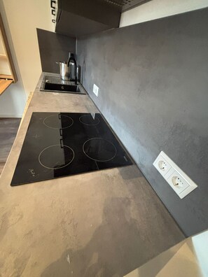 Réfrigérateur, four, plaque de cuisson, cafetière/bouilloire