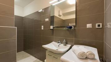 Sèche-cheveux, serviettes fournies, savon, papier toilette