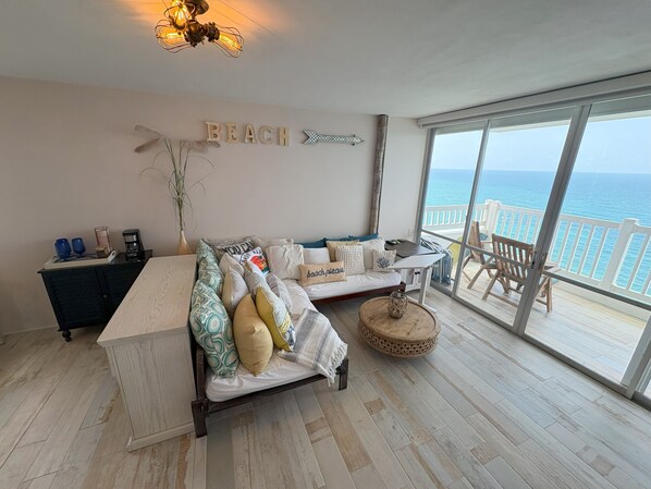 Smart TV, books - Condo Nappa Luquillo Luxury Beachfront Corner Unit Loft W/Balcony On The 17 Fl. (Luquillo)