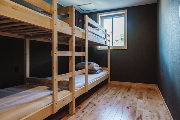 Basic-Vierbettzimmer, 4 Schlafzimmer | Schreibtisch, laptopgeeigneter Arbeitsplatz, kostenloses WLAN
