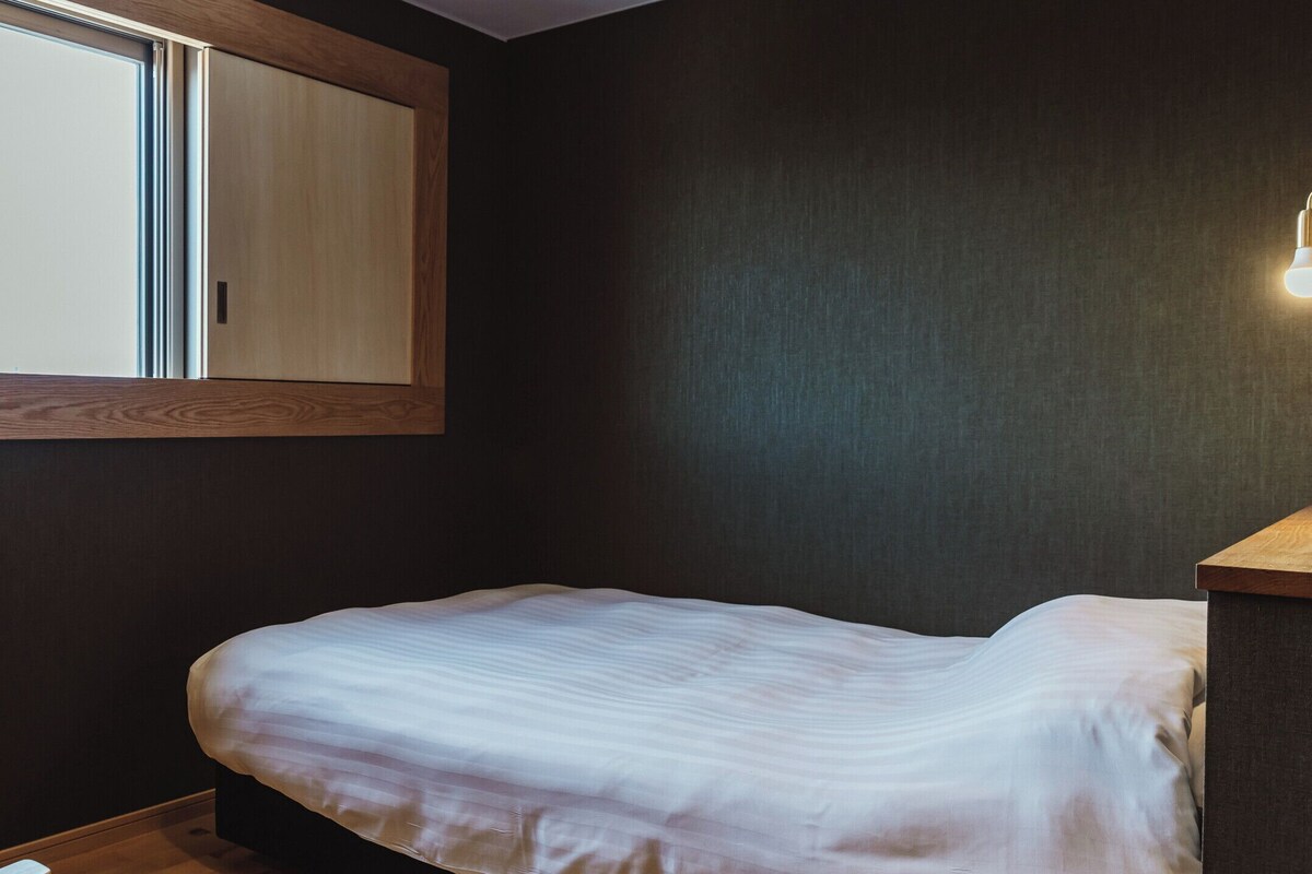 Double Room | Desk, laptop workspace, WiFi (free), bed sheets