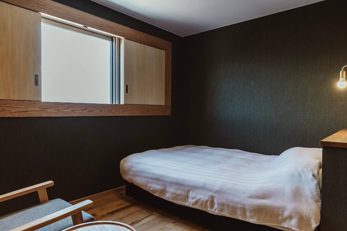 Desk, laptop workspace, free WiFi, bed sheets