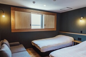 Escritorio, espacio para trabajar con laptop y wifi gratis