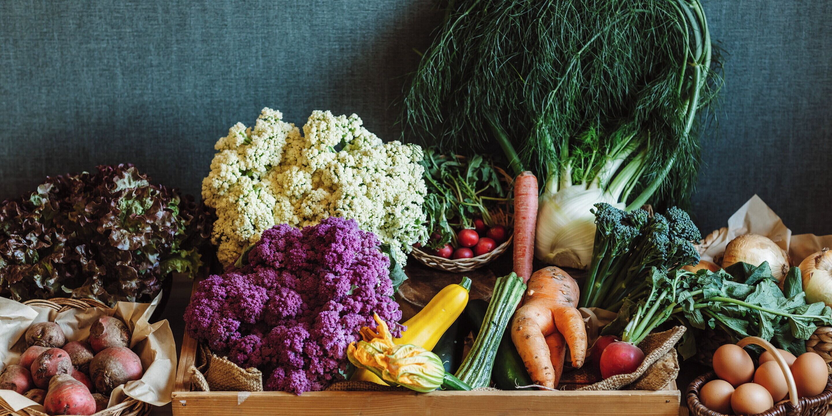 Un assortiment de légumes frais, notamment du chou-fleur, du brocoli et des carottes.