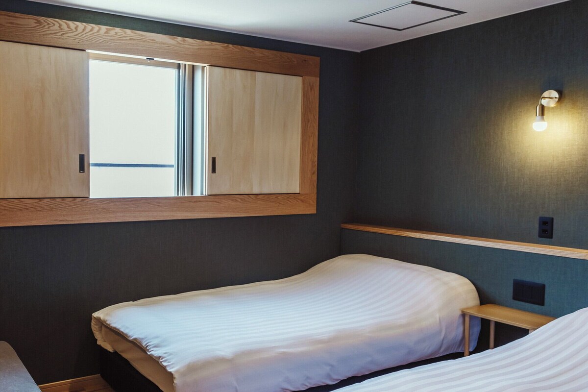 Twin Room | Desk, laptop workspace, WiFi (free), bed sheets