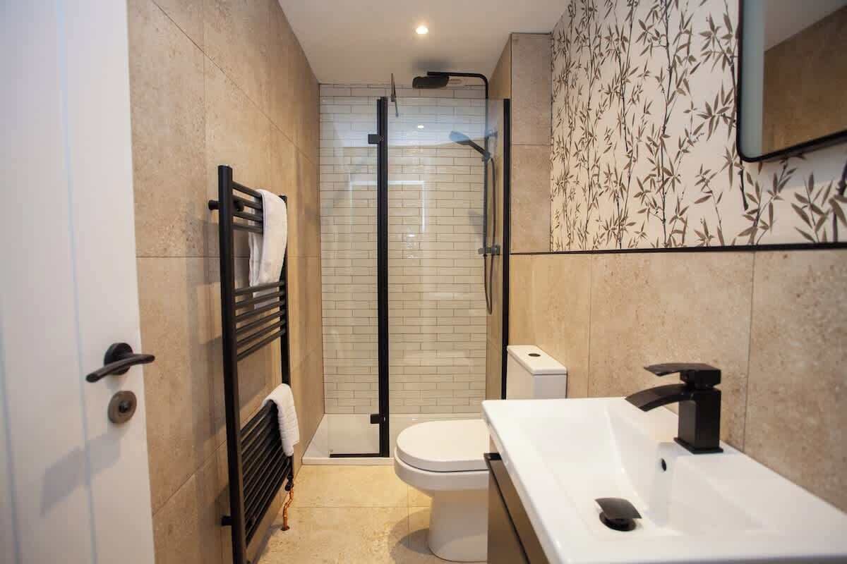 Douche, sèche-cheveux, serviettes fournies, shampoing