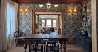 Inn on Main - Downtown Penthouse in Geneva
