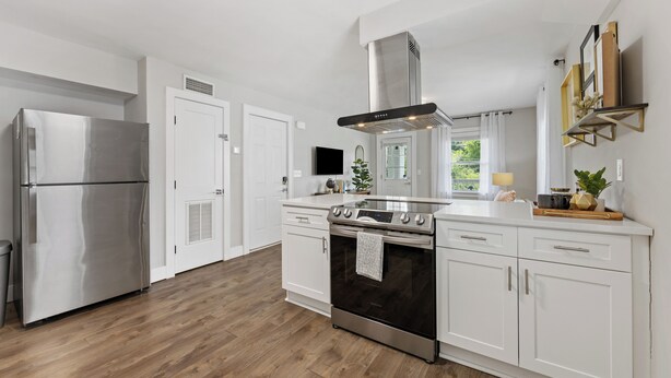 Microwave, oven, stovetop, dishwasher - Optimist Abode 4: Chic Stay in the <3 of CLT with Greenway Access (Charlotte)