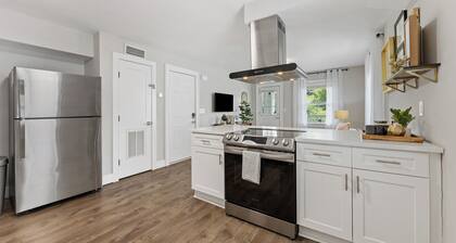 Optimist Abode 4: Chic Stay in the <3 of CLT with Greenway Access