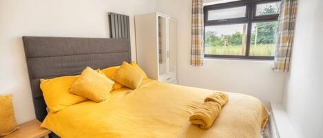 6 عدّة غرف نوم ومكواة/لوح كي وسرير سفر وواي فاي