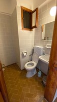 Sturta, hárblásari, inniskór, handklæði