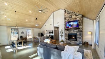 Smart TV y chimenea