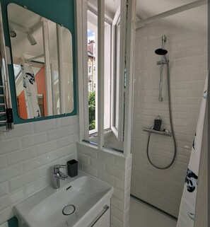 Sèche-cheveux, serviettes fournies, savon, papier toilette