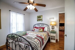 2 bedrooms, desk, iron/ironing board, free WiFi