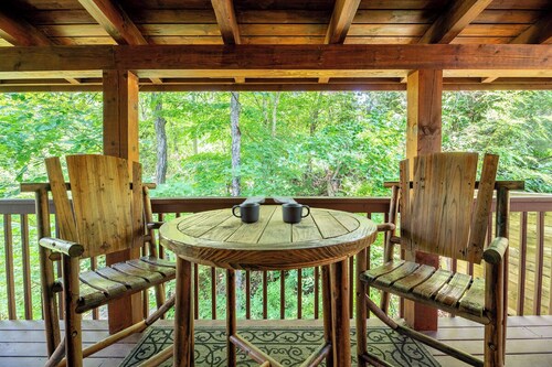 *Gorgeous 3BD Cabin Near LAKE w/ Pool Access*